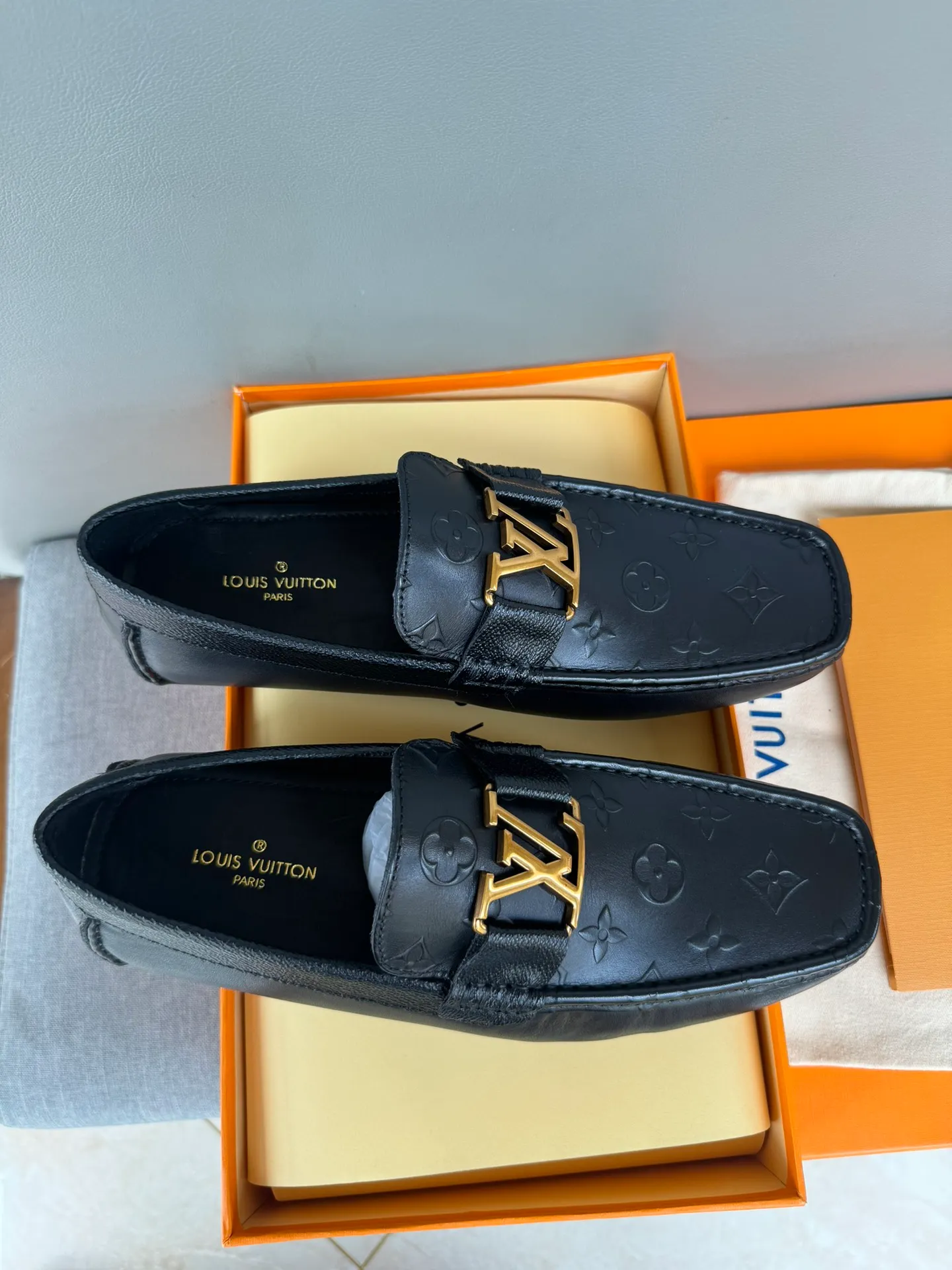Batch 740💰[strong][strong][strong] Original order quality. New models in counters are synchronized. New models in LV Louis Vuitton counters. Purely handmade men's driving shoes. Doudou shoes. Slip-on shoes. Lazy shoes. Exquisite hand-stitching. The workmanship details are comparable to those in the counters. Italian imported embossed cowhide. Water-dyed cowhide lining. Sweat-absorbent and anti-odor. Black. 39-44 in large quantities in stock (38, 45 custom-made)